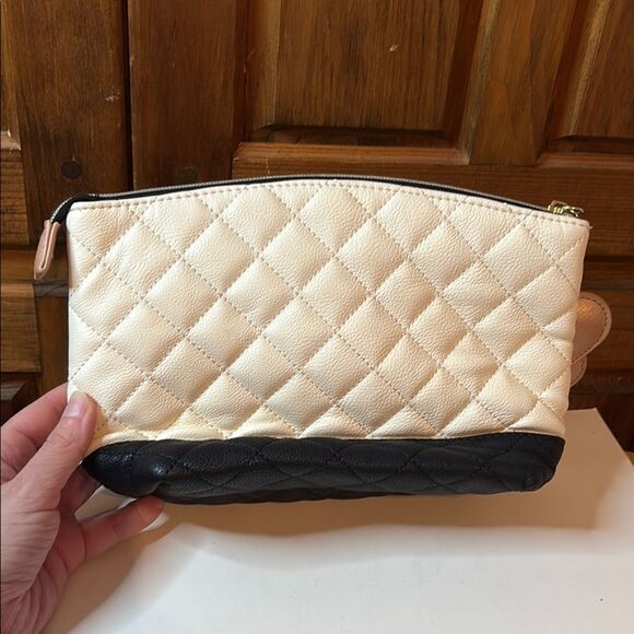 Betsey Johnson Cream and Black Quilted Cosmetic Bag Triple Heart Tags - Picture 4 of 7